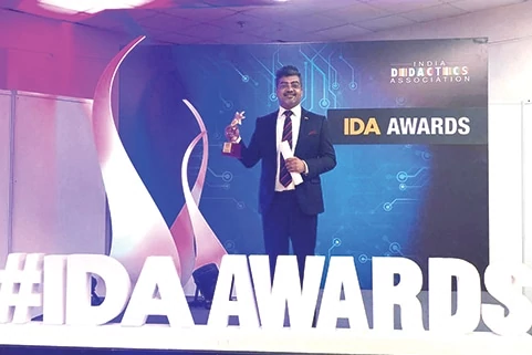 Mr. Amol Arora holding the trophy at the IDA Awards 2018